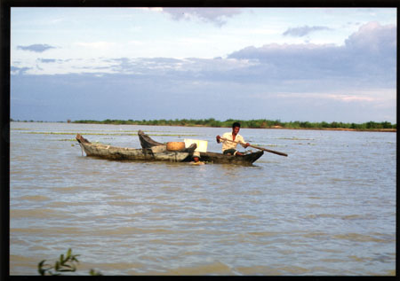 045 Pêcheur sur ce lac de 10 000 km2