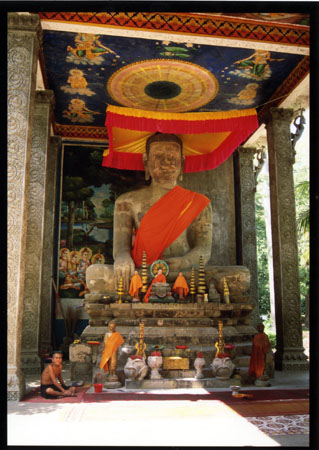 067 Bouddha reposant sur une terrasse près du Bayon