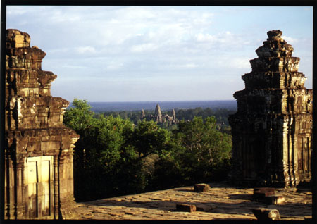 090 Vue d'Angkor Wat de  Phnom Bakhung 