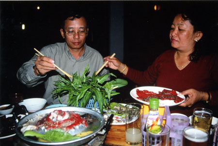 0075 dégustation d'un plat coréen avec nos amis laotiens