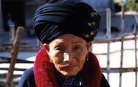 0047 La femme Mien-Yao porte un turban brodé, une veste en toile teinte à l'indigo, à revers de laine rouge 