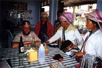 0054 Vente à l'intérieur du Viengxay restaurant par des femmes Ahka