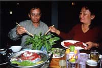 0075 dégustation d'un plat coréen avec nos amis laotiens