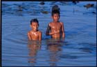 159 Enfants se baignant dans la réserve d'eau de la digue