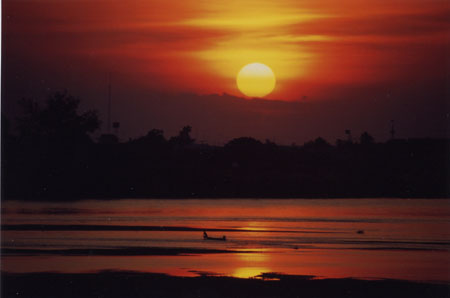 0002 Coucher de soleil sur les bords du Mékong à Vientiane