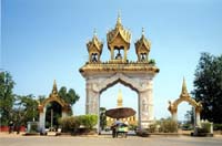 0004a Porte d'entrée du That Luang