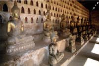 0005 Statues de style Lao et bouddha dans le cloître du Wat Sisaket